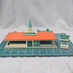 Vintage HO Scale Tyco Howard Johnson Resturant Model Train Layout Kit